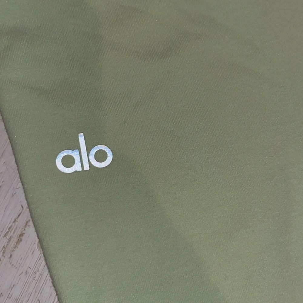 Alo Yoga Women's Unwind Sweatpants in neon lime | size Small